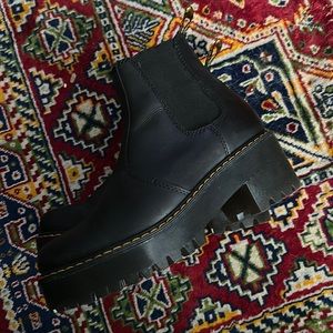 Dr. Marten Platform Chelsea Boot 🖤